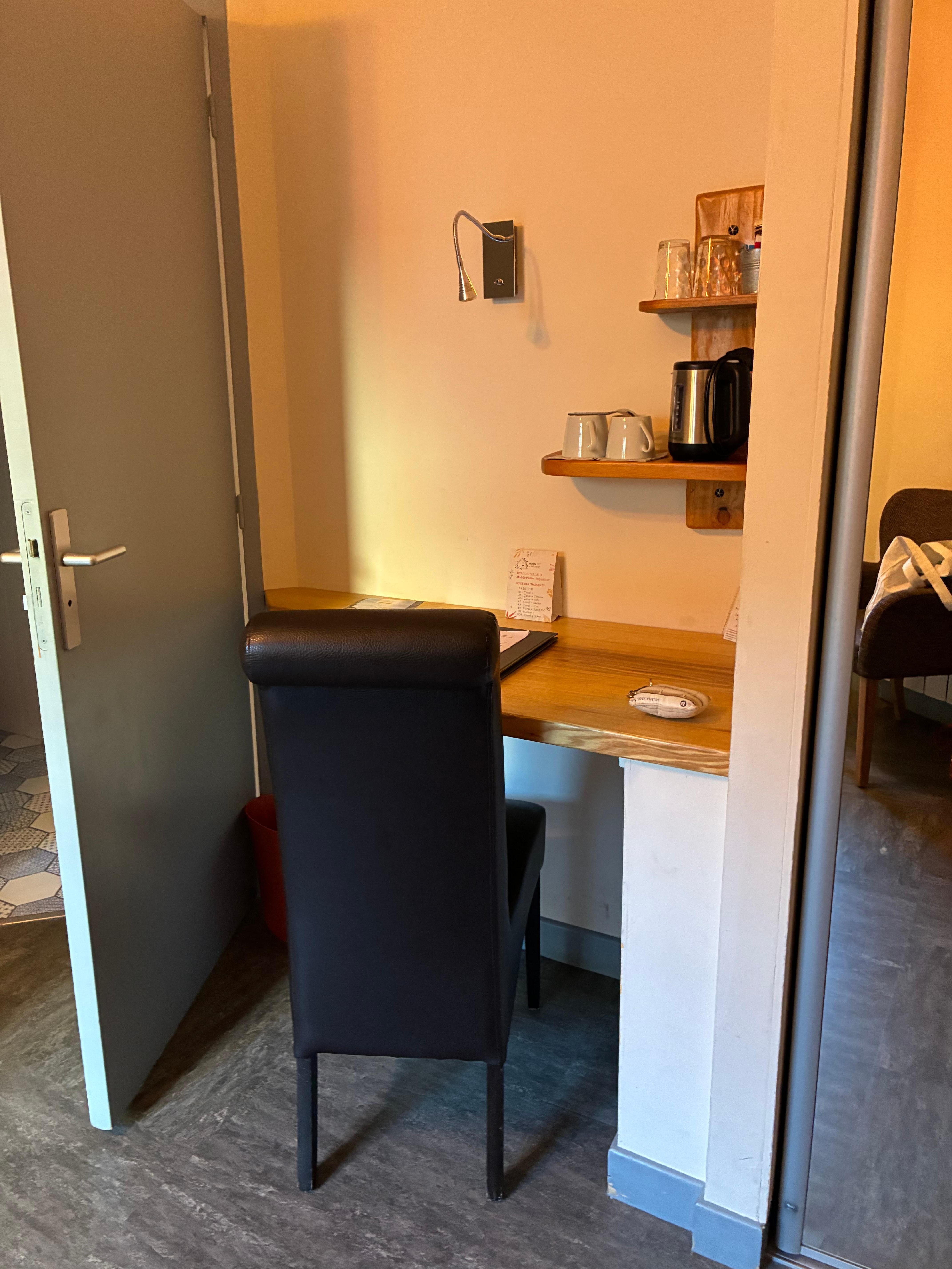 Le coin bureau avec bouilloire, café, thé