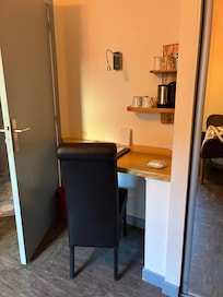 Le coin bureau avec bouilloire, café, thé