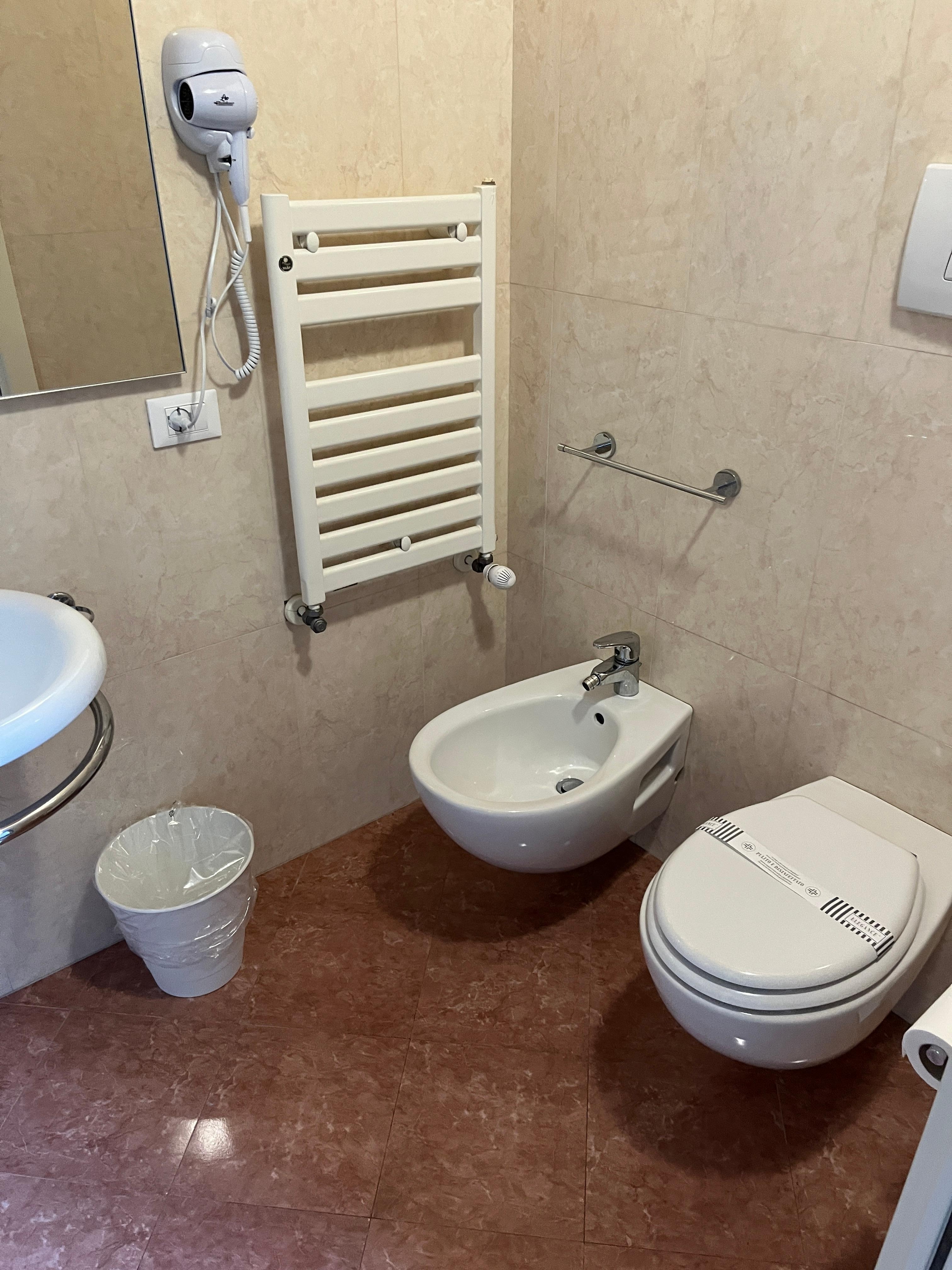 Badezimmer mit Dusche / Teilweise modernisiert und sehr sauber ! Dusche mit Schiebetür
