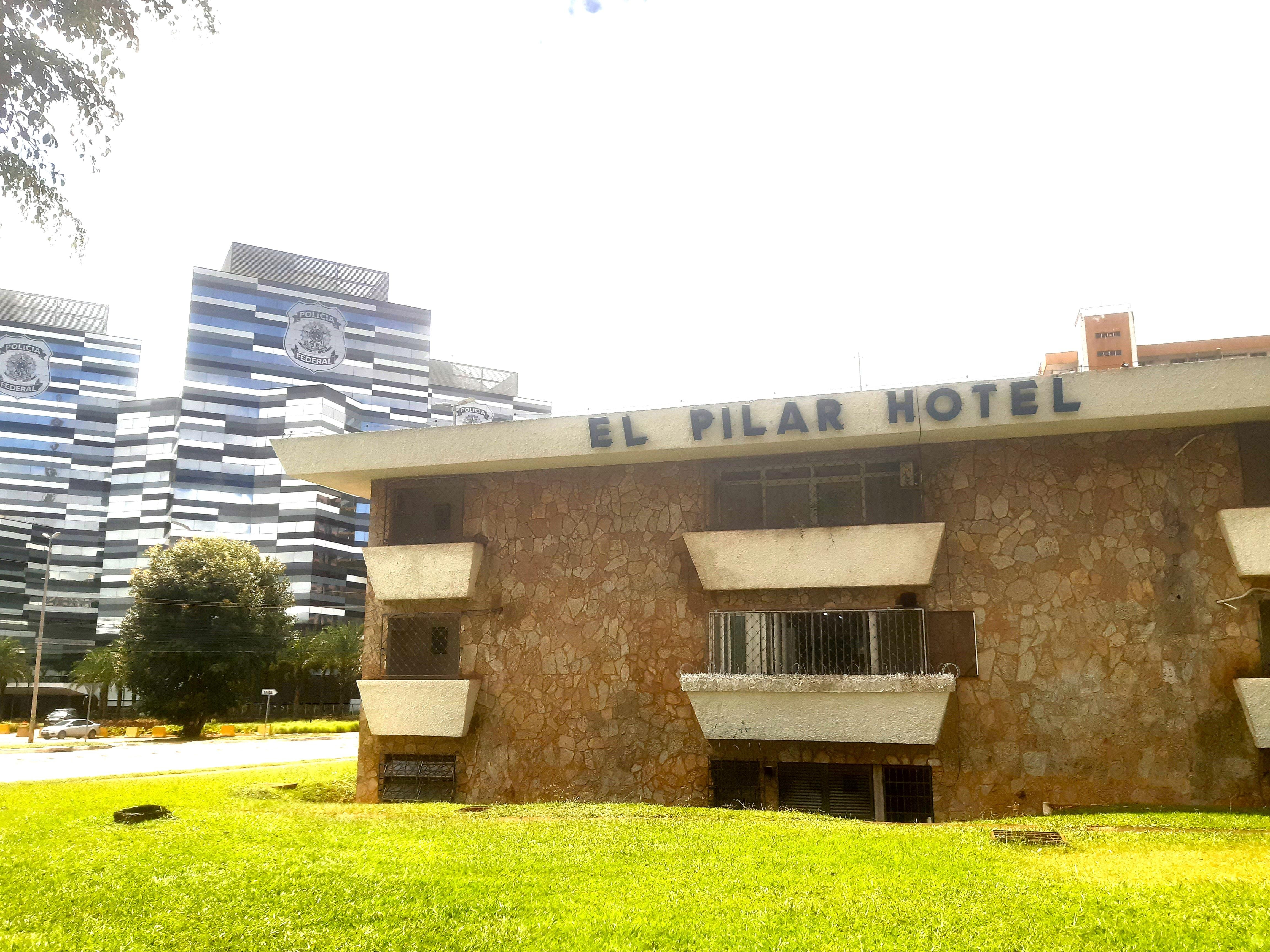 Foto do Hotel El Pilar em frente à Sede da PF
