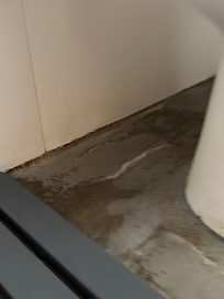 Saleté du sol de la salle de bain/toilette