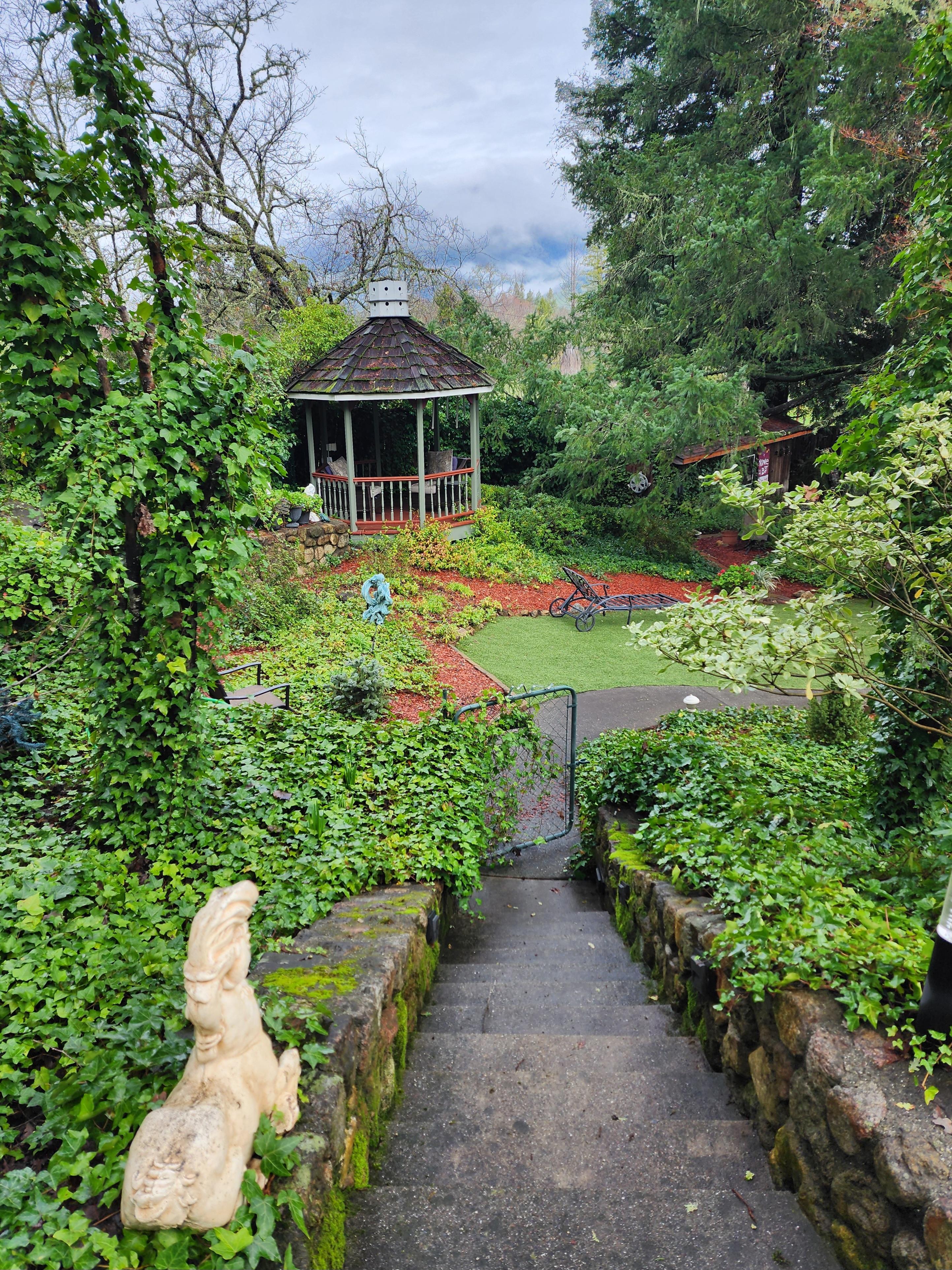 Beautiful, peaceful decenscion view of the gazebo yard.