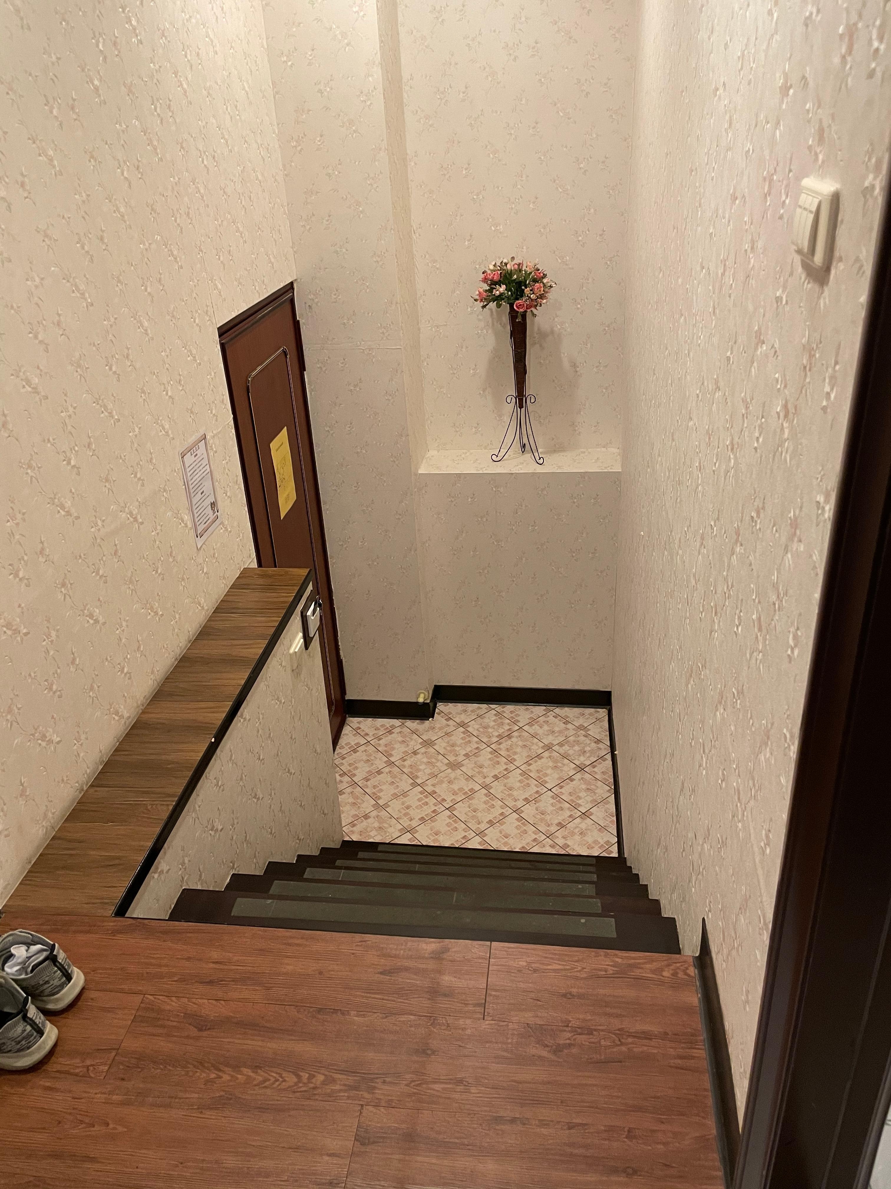 房門進房間須先爬上樓梯