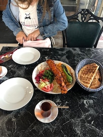 Great restaurants within 2 min walk