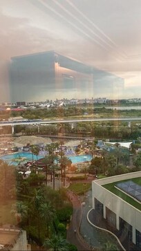 Vue de lâhĂŽtel avant la tempĂȘte