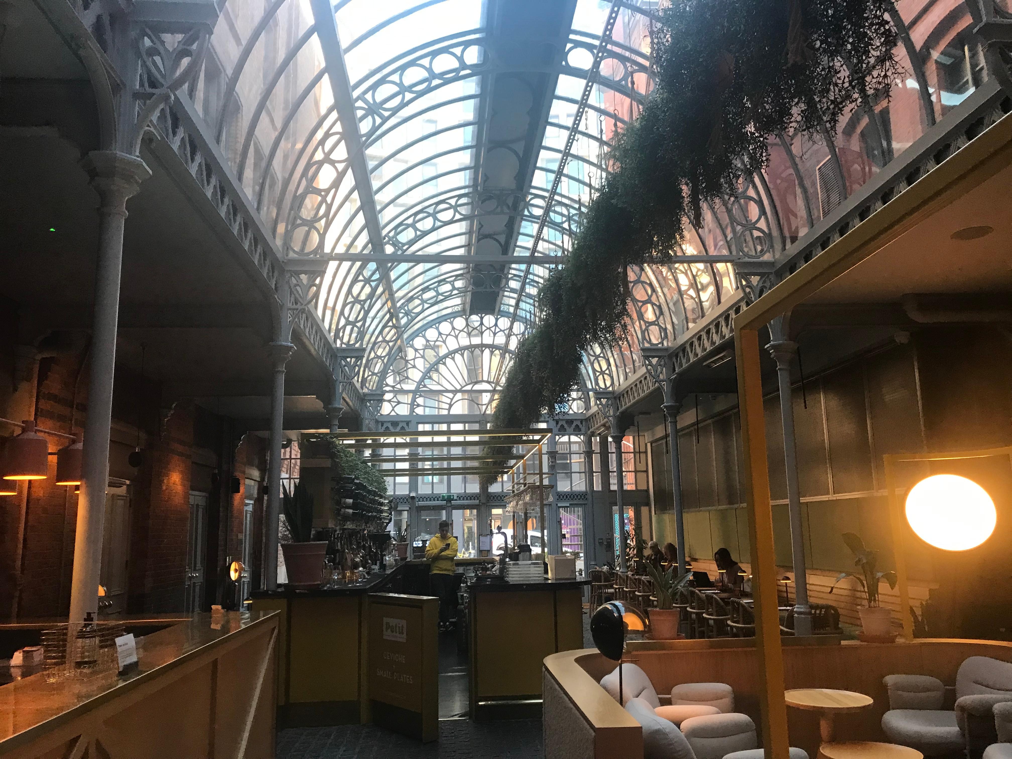 Baren og resepsjonen til høyre