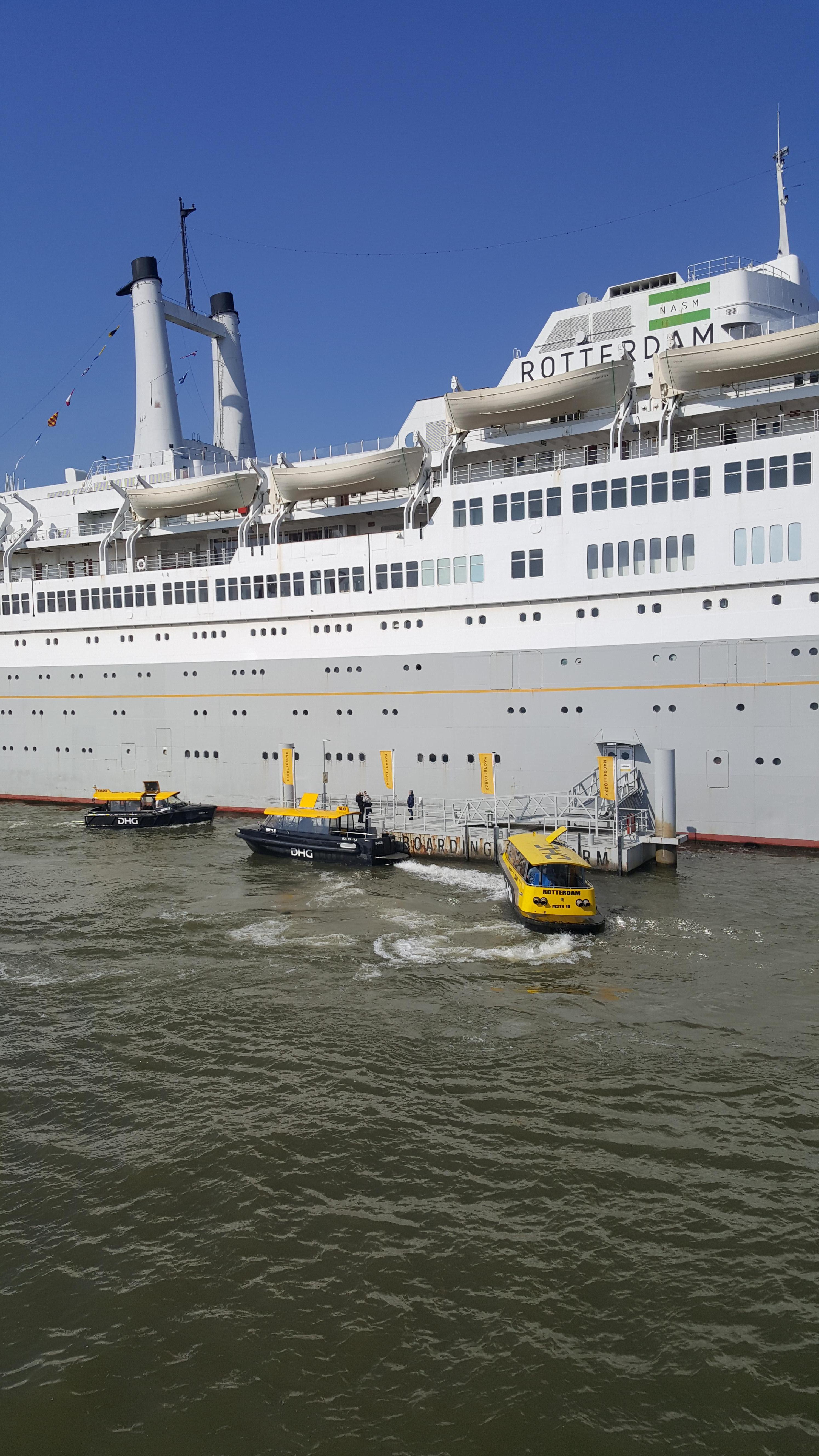 Besonders und einmalig: die schnellen Wassertaxis. Direkt vom Schiff bis in die City für 4,50 € p.P.