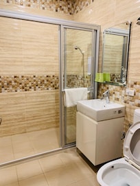 浴室很新很乾淨