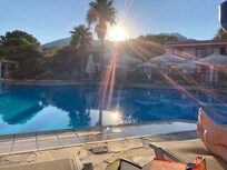 Solnedgång vid en av poolerna