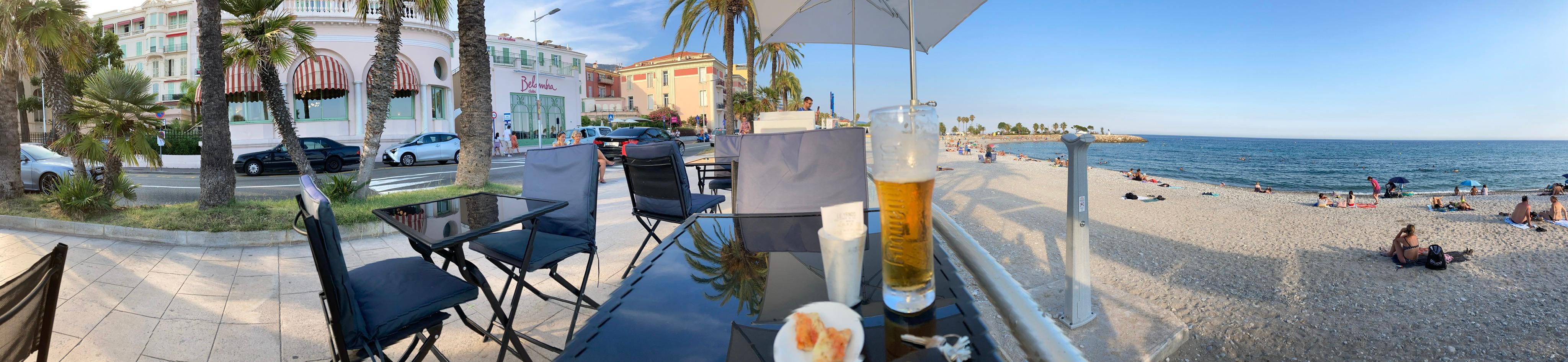 Prima locatie. Achterkant hotel uitlopen, straat oversteken en terras en strand. 