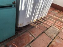 Muebles muy dañados en el exterior. Sin limpiar.