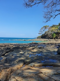 La plage en contrebas