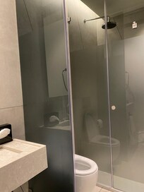Toilettes et porte compliqué pour aller prendre la douche et aine intimité