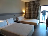 Hotelzimmer im Haupthaus, mit Poolblick und auch Aussicht auf das Meer