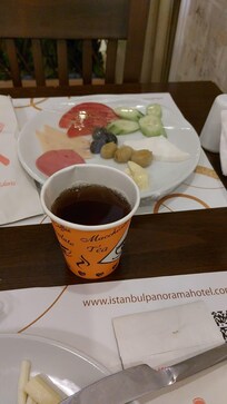 Sabah Kahvaltısı, Covid Tedbirleri kapsamında masaya servis. Ekstra olarak simit ve karpuz ikramı var. Ayrıca bal
 yağ ve reçel ve haşlanmış yumurtada standart olarak geliyor. Çay, Kahve, Süt veya Meyveli içecek var.