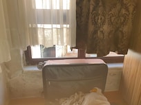 Det er ikke hotel bare søpel..gardine er halve .og søpel over alt. Skrinne veger.