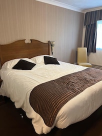 Dated room, but all ok. Nice bed sheets after a late shower and very tired!