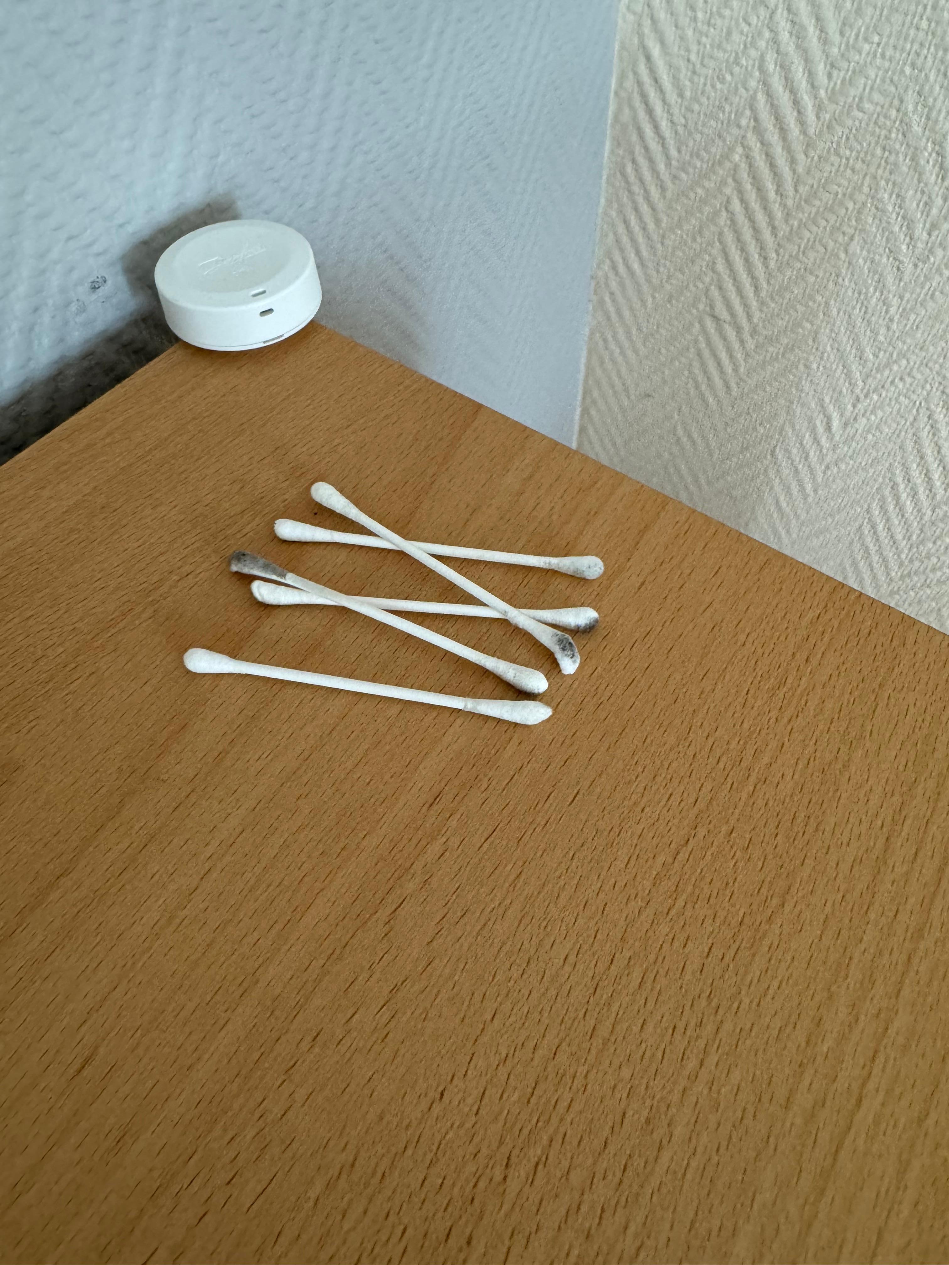 Brukte q tips lå på rommet