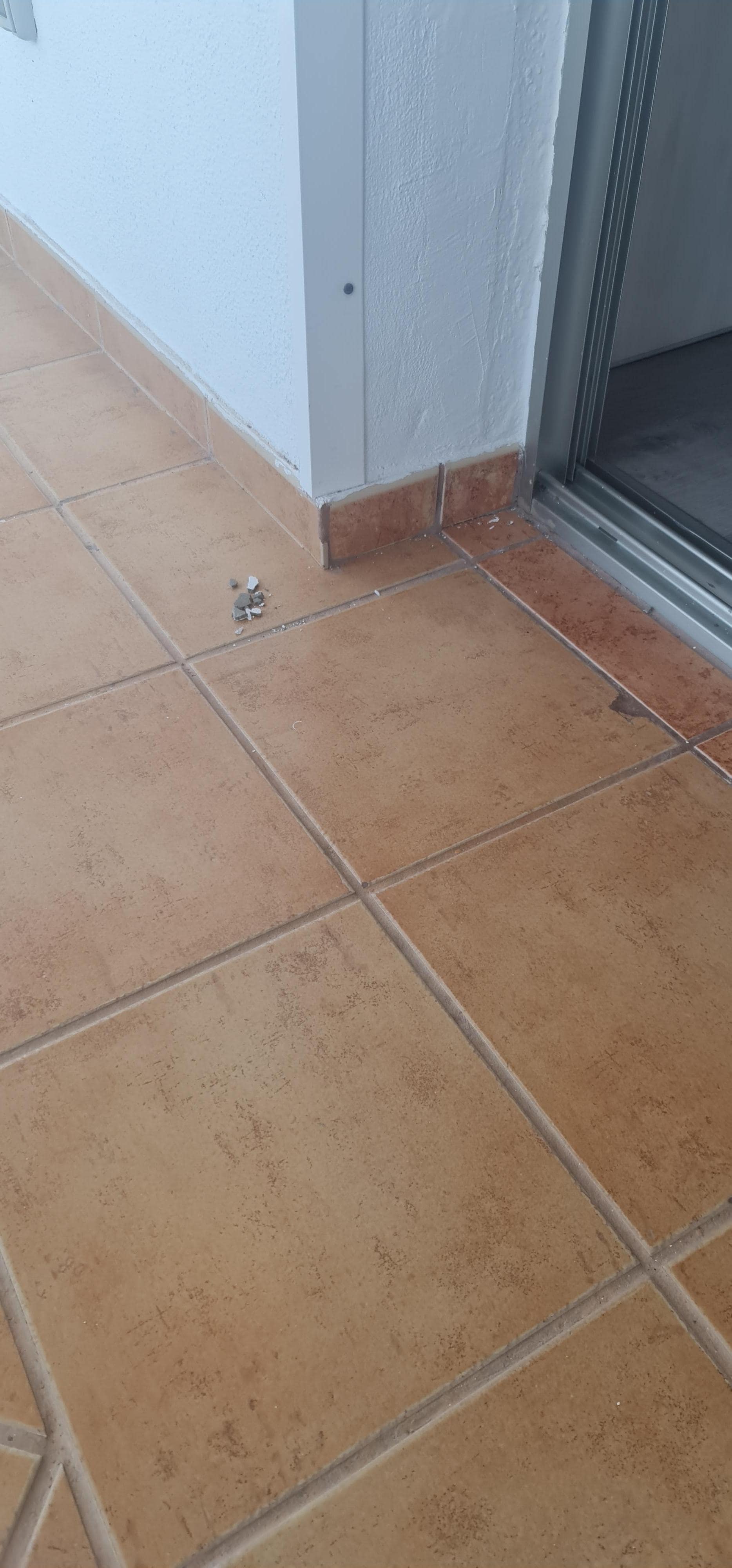 Murpuss og maling flasser av veggene