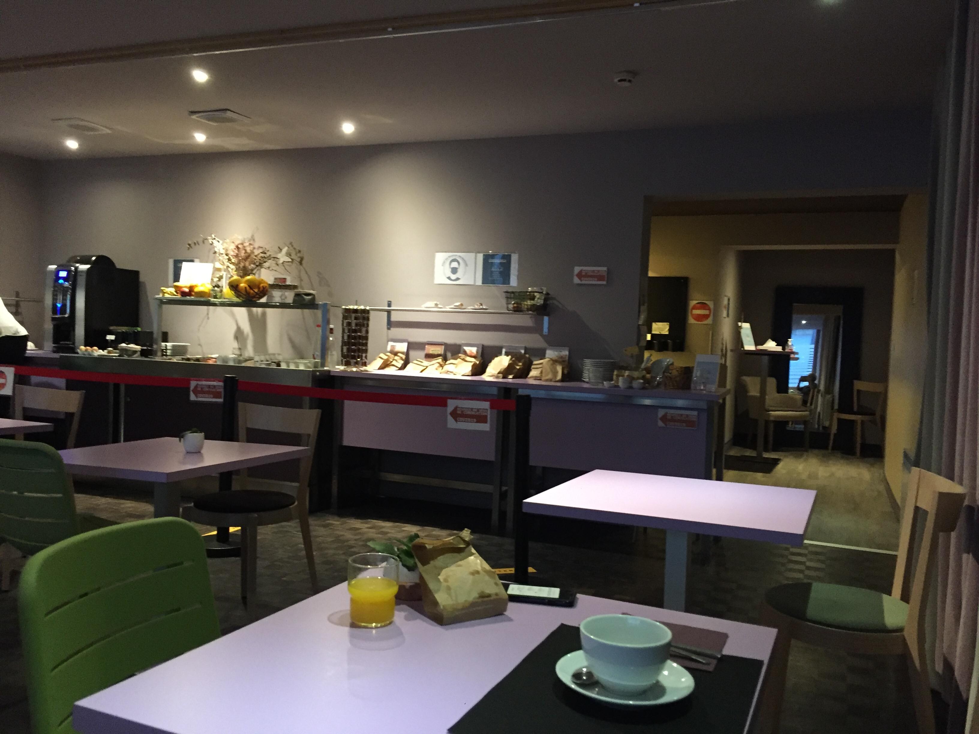 Salle petit déjeuner à l’hôtel super