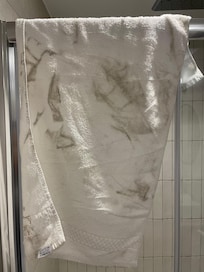 Serviettes ayant essuyé le sol après avoir reversé de l’eau. Il ne doit pas être fait régulièrement