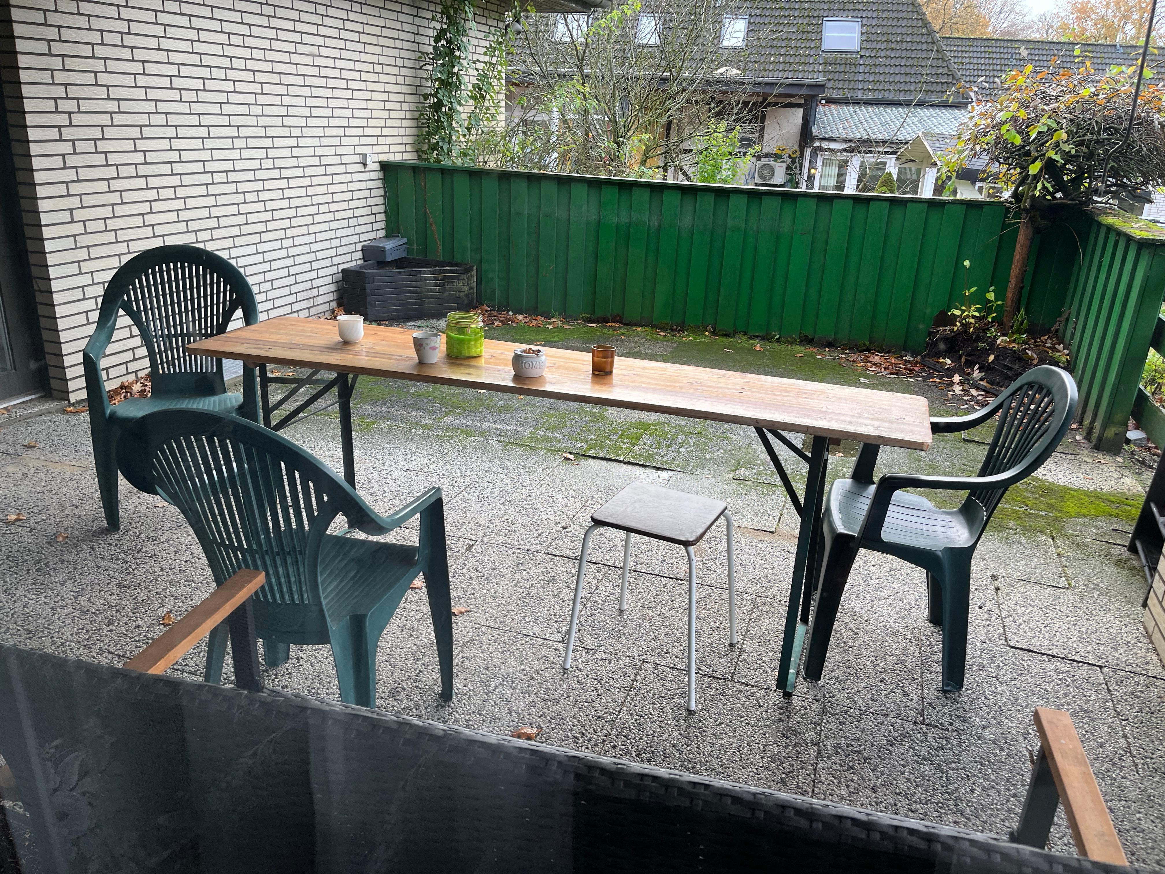 Udsigt mod terrasse, det er ikke vores service og askebæger. 