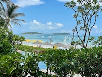 Vue de la piscine et de la plage