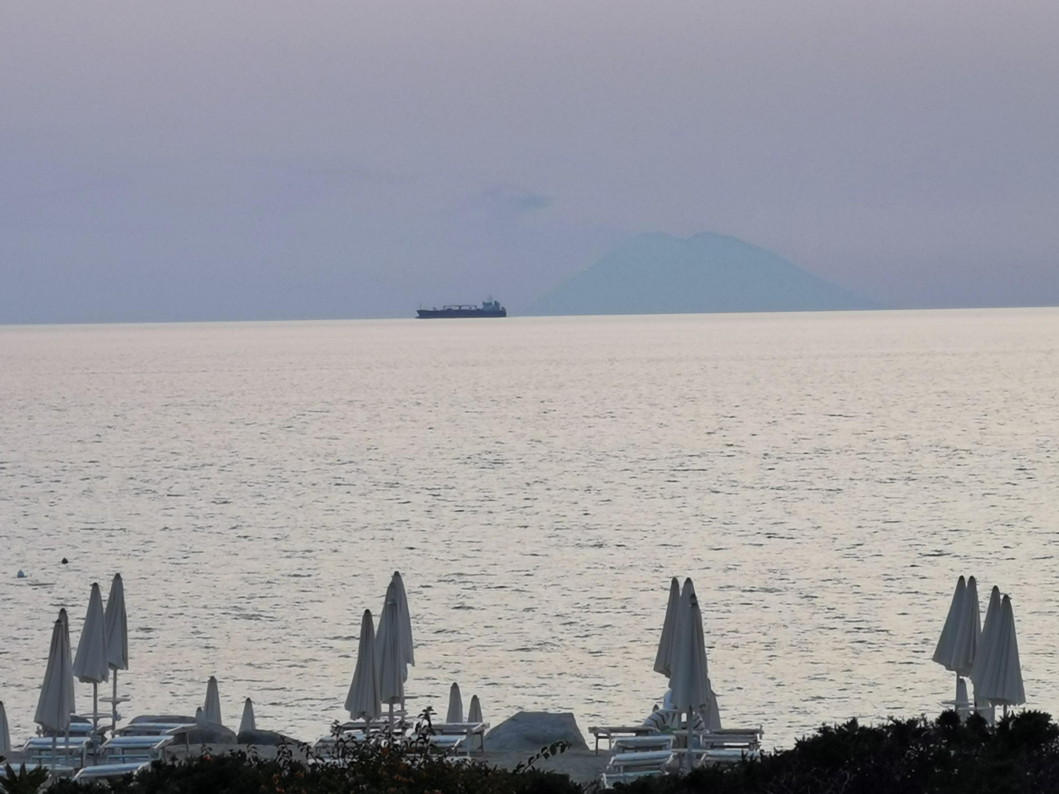 Lo Stromboli che fuma al tramonto