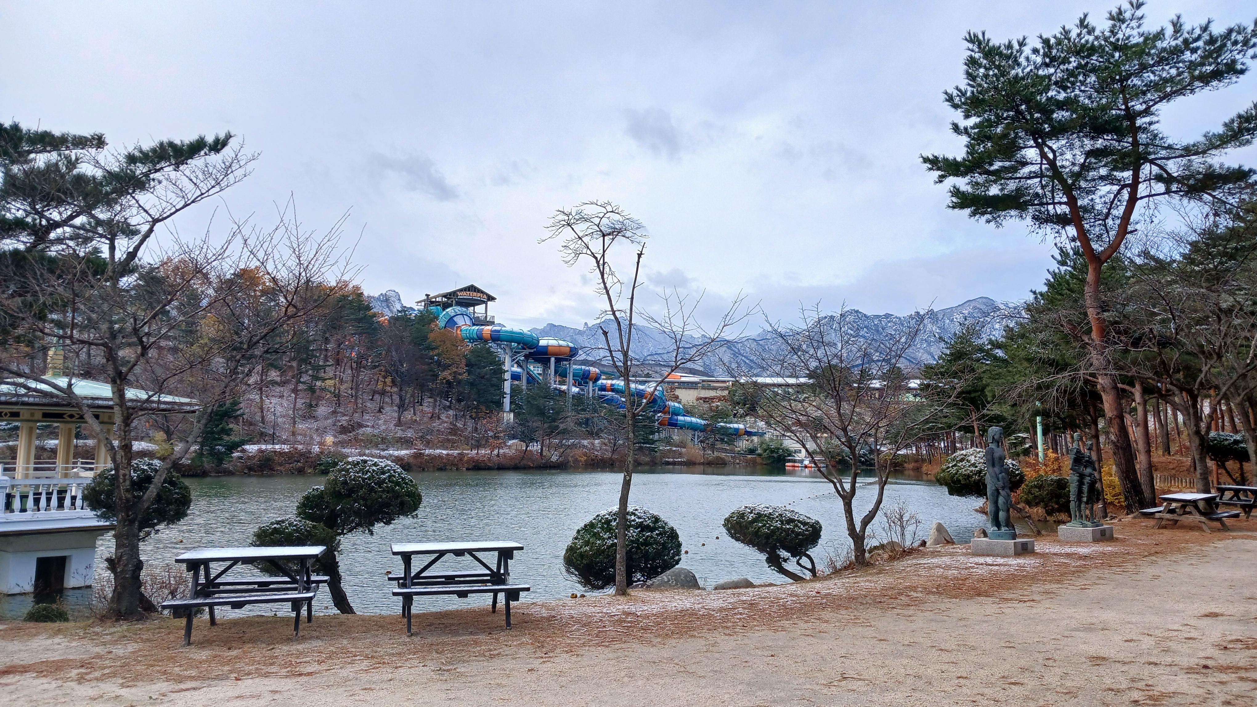 리조트 인접하여 골프장 및 설악워터피아가 있다. 가족여행시 가까운 곳에 레저시설이 있어 편리하다.