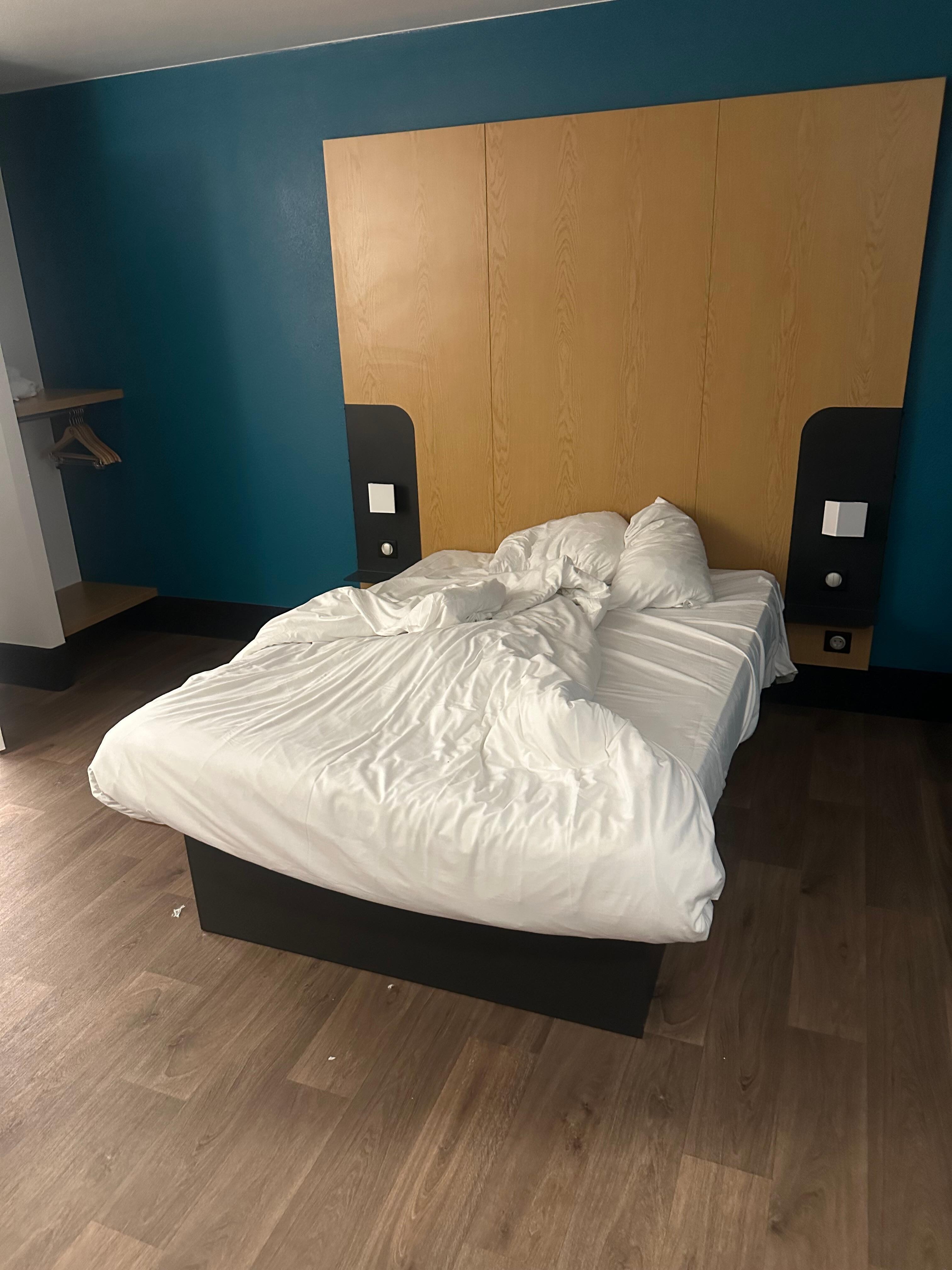 État de la chambre trouvée tél quel a mon arrivée dans la nuit à 0h30 