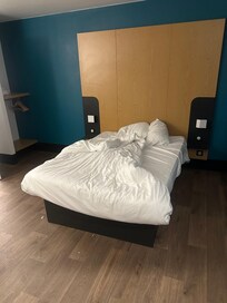 État de la chambre trouvée tél quel a mon arrivée dans la nuit à 0h30