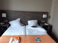 2 losse bedden die samen echt geen tweepersoonsbed vormen