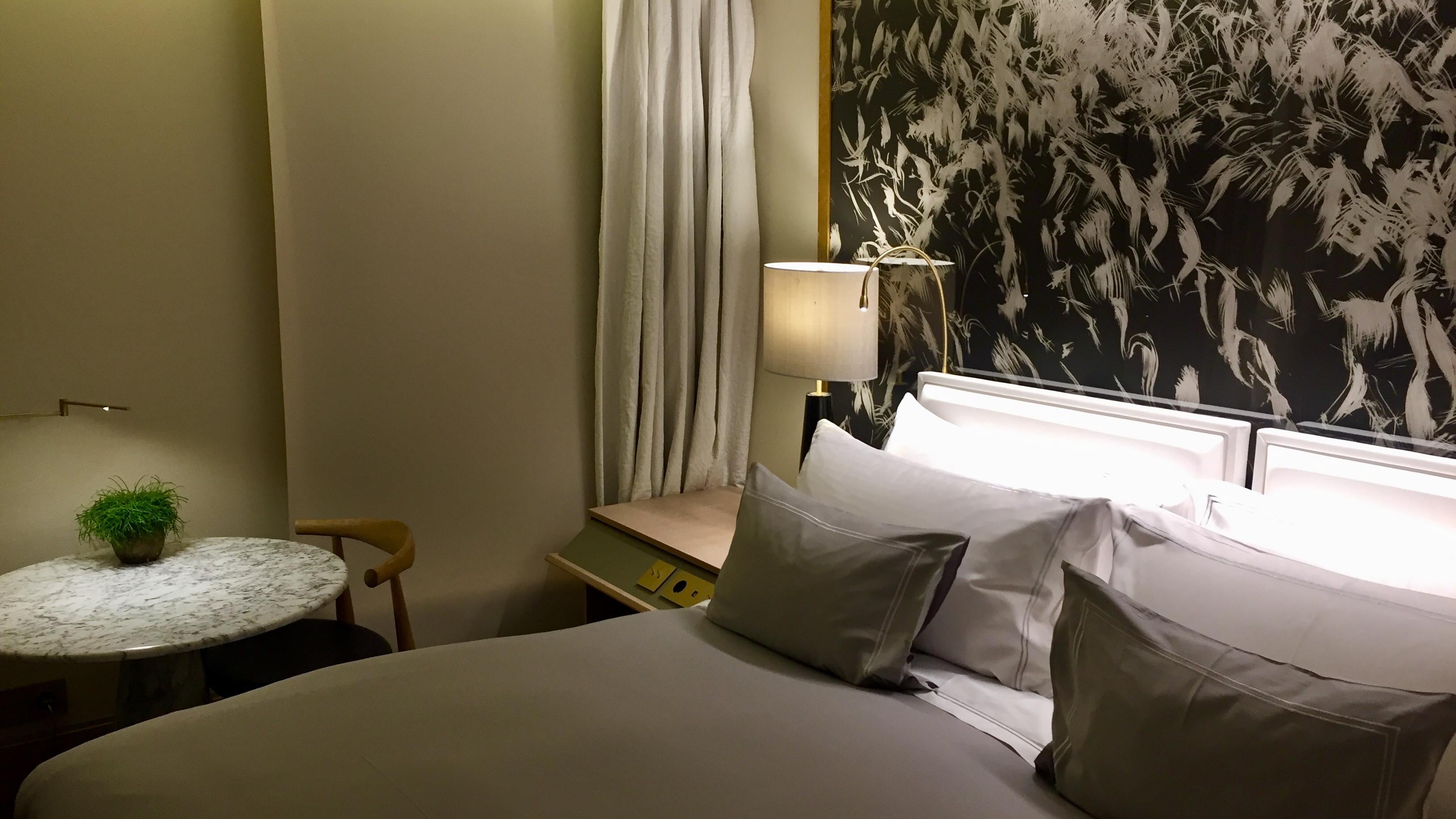 Rom med utsikt mot byen.