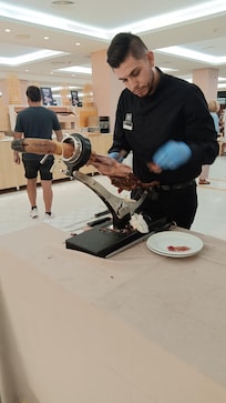 Cortadores de jamón en la cena.
