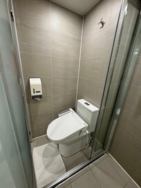 座廁及浴室間見電插頭