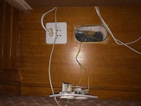 Mangel: herausgefallene Steckdosen