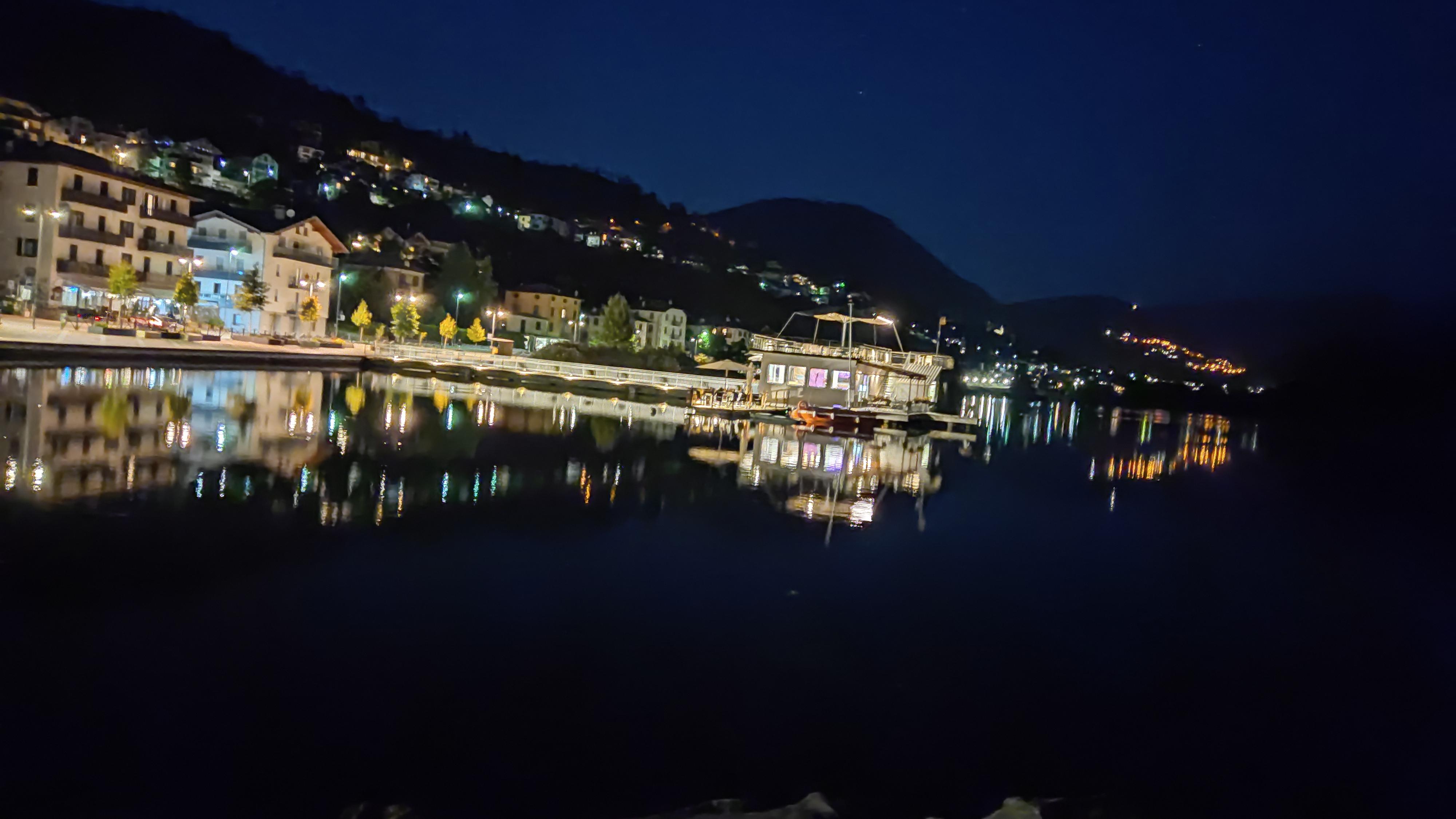 Panorama notturno su lago.