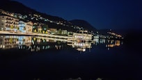 Panorama notturno su lago.