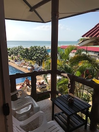 Poolen sett från balkongen