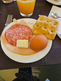 Ejemplo de desayuno, además de la fruta.
