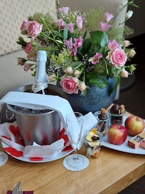 Extra package with sparkling wine, chocolate mousse, flowers and more!