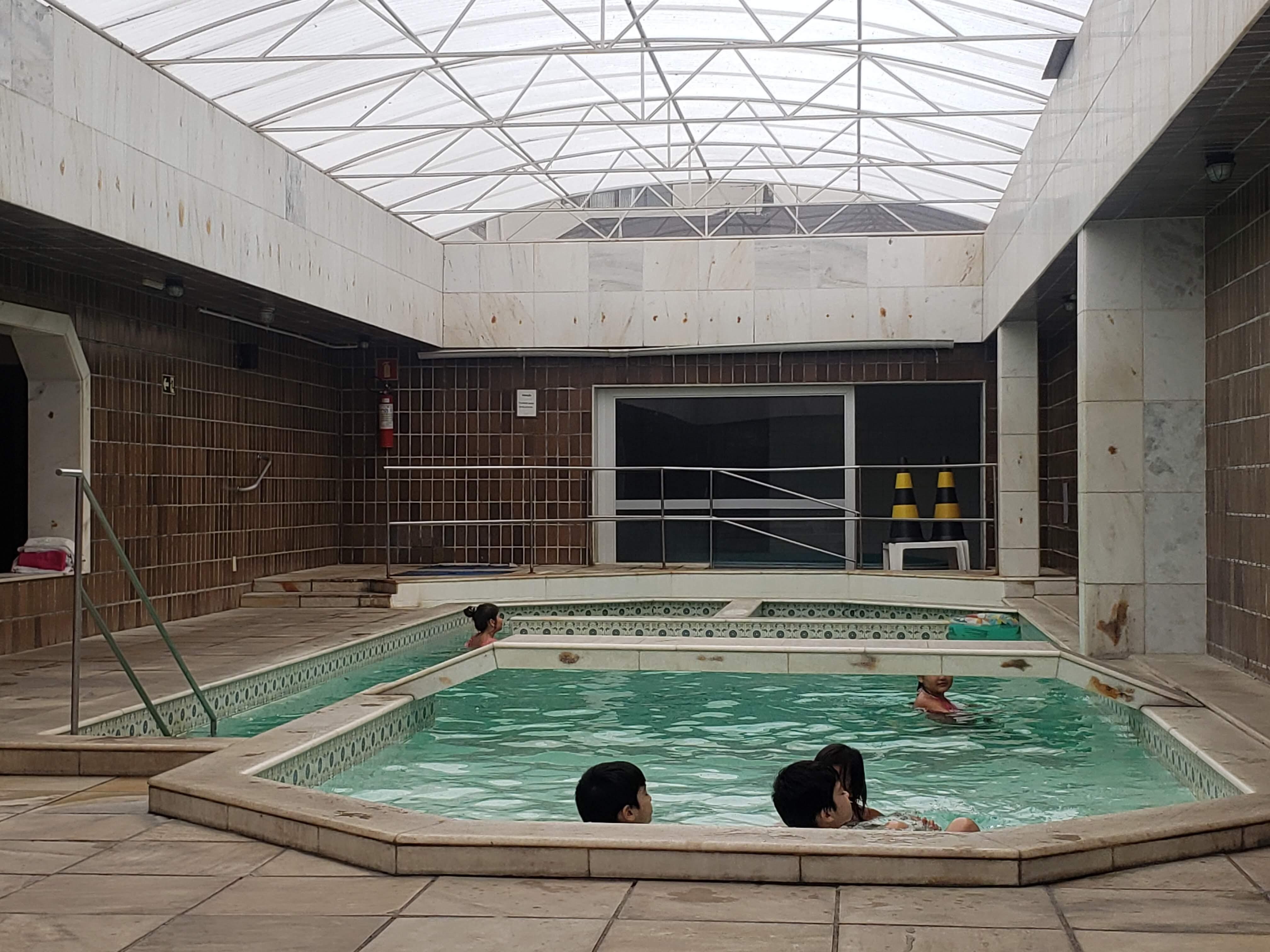 Piscina coberta e aquecida com hidromassagem.