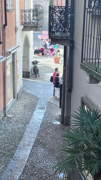 Dans une petite ruelle qui donne sur la grande place