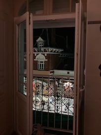 Chambre avec porte-fenêtre
