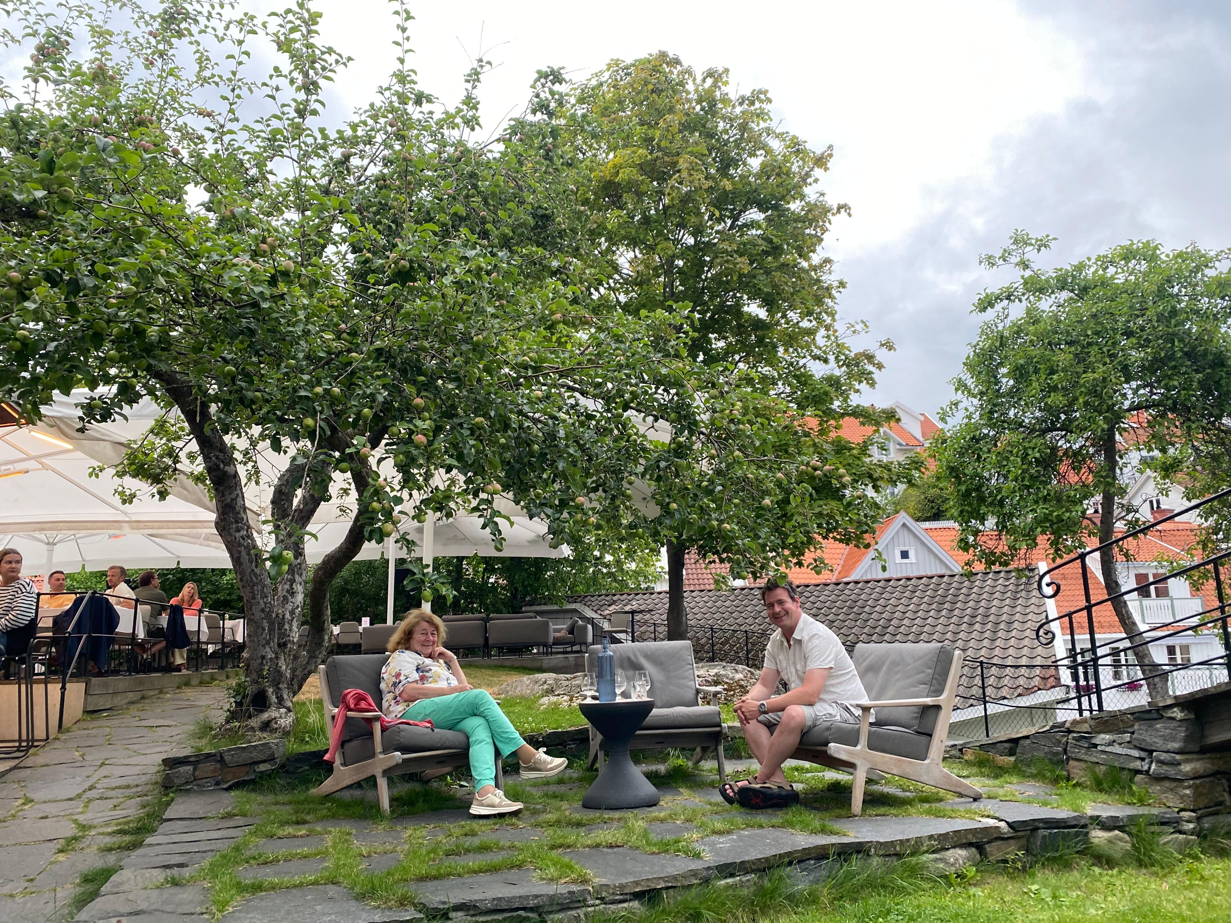 Kosestund under epletreet i bakgården.