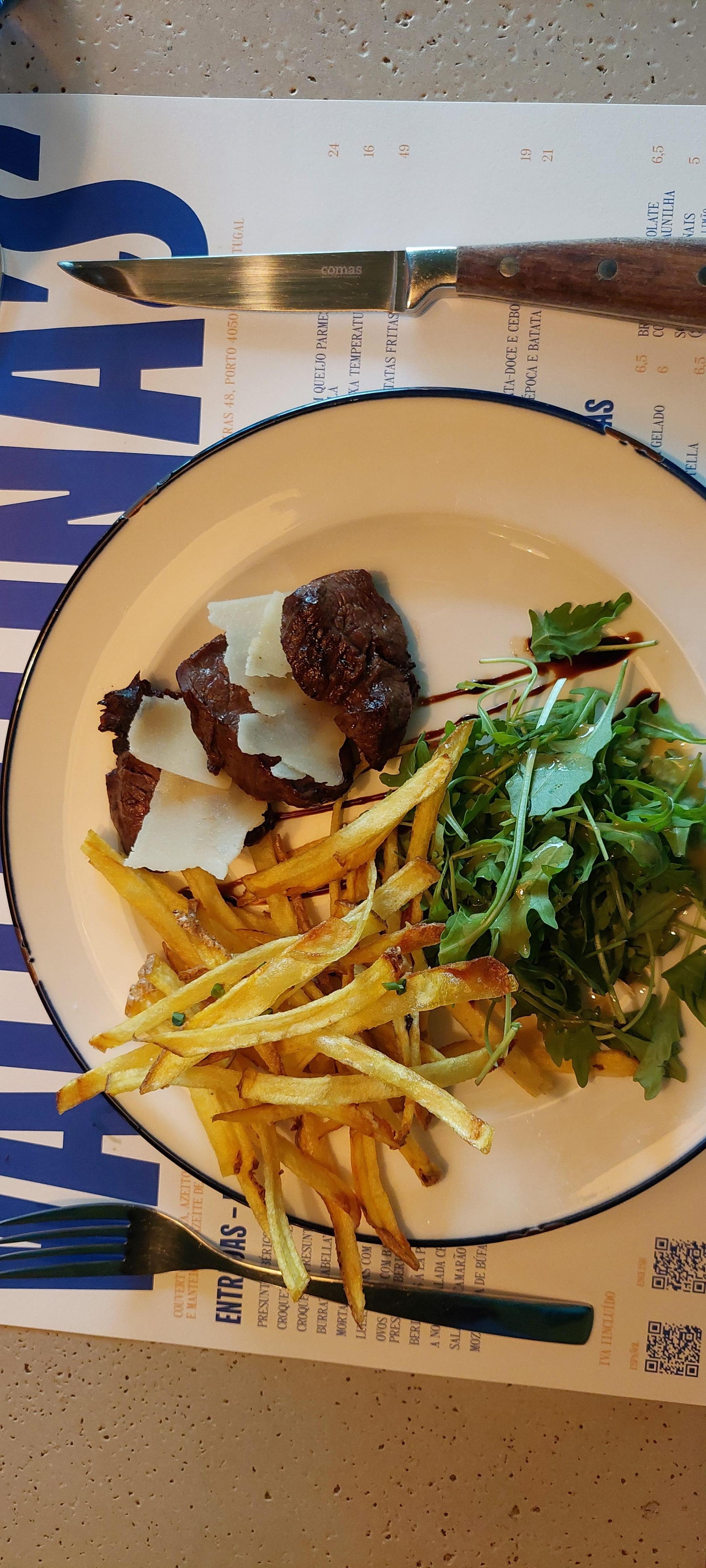 Delicious steak with parmesan shavings. Rosemary flavored potatoes and rocket with balsamic vinegar. Delicious!!
