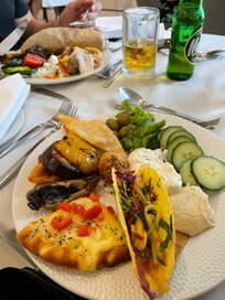 Aftensmad i buffet på hotellet