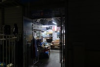 ホテル裏の魚市場はこんな感じで食事ができるみたい。