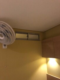 Única ventana de la habitación que da al pasillo siempre encendido