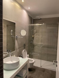 Grande salle de bain, très propre